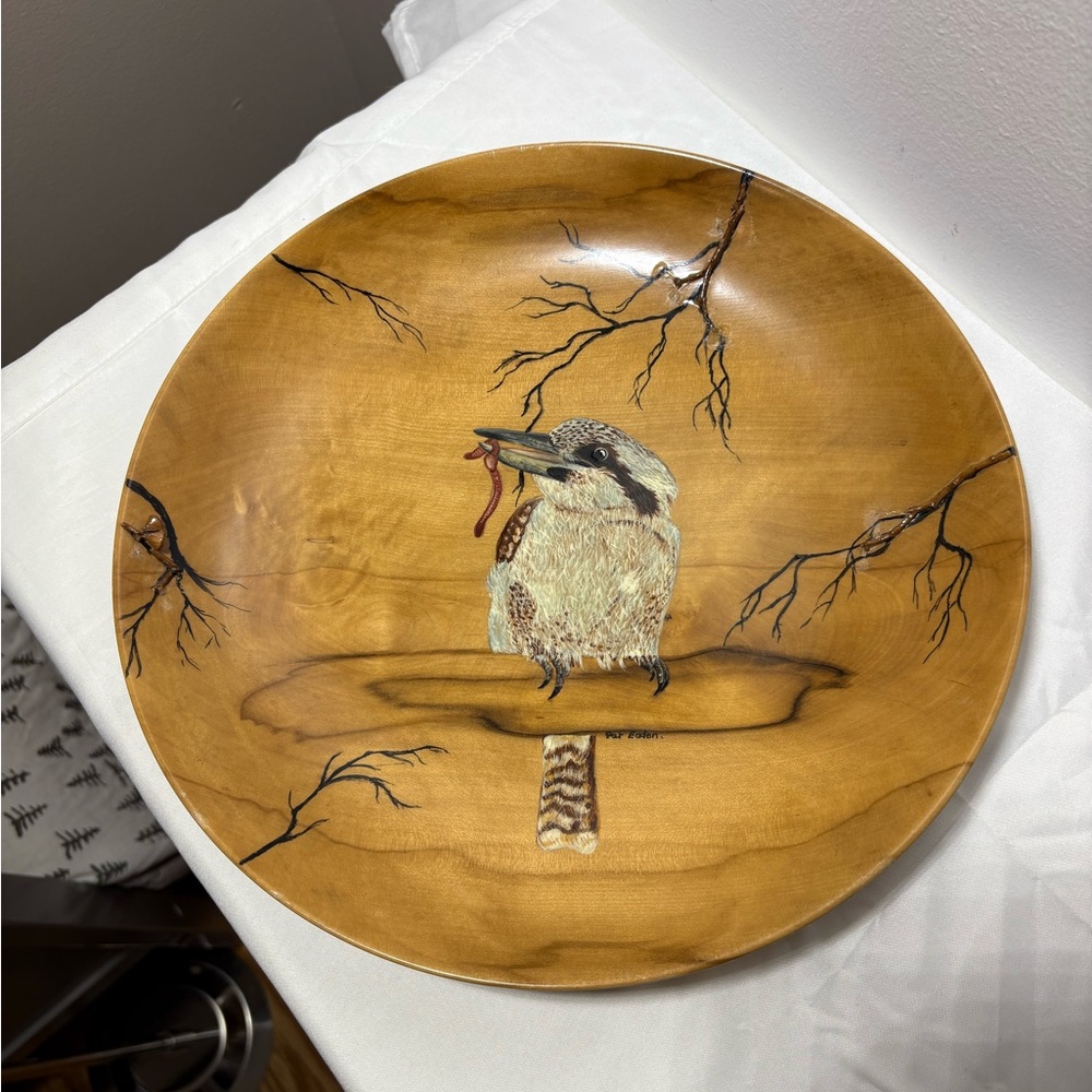 TASMANIAN BLACKHEART SASSAFRAS “KOOKABURRA” Hand Painted Wood Bowl 
Vintage 1999